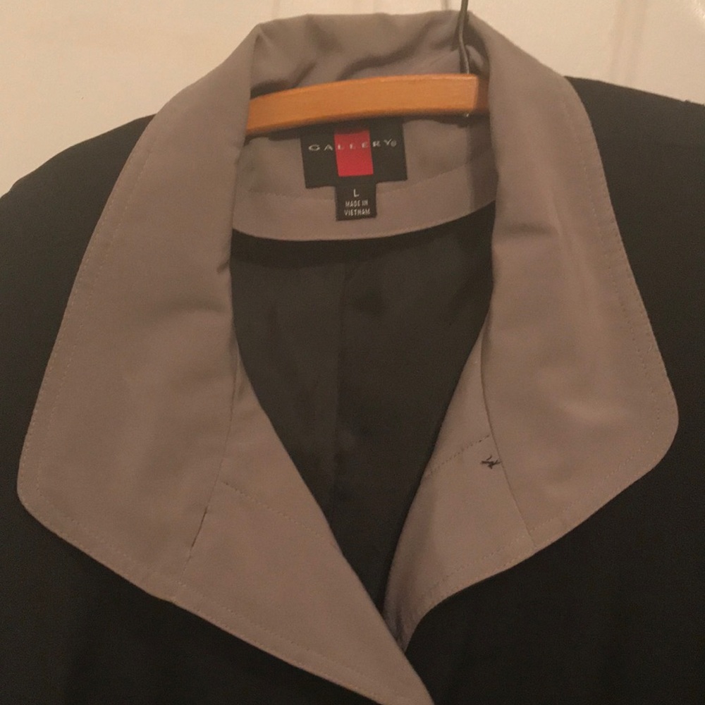 Large Trench coat by Gallery. Black and Taupe - Picture 3 of 4